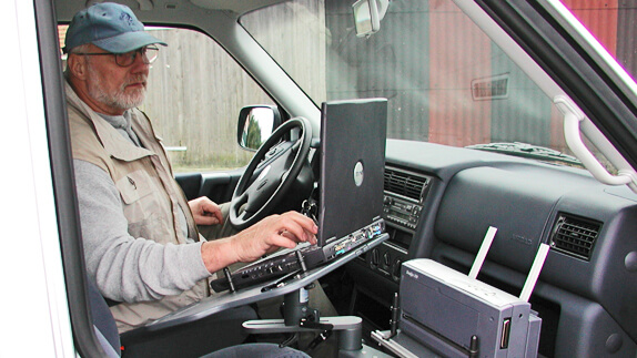 Laptophalter montiert an der Sitzkonsole