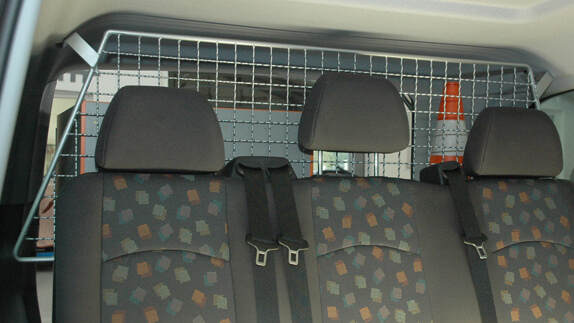 Trenngitter angepasst an die Kontur im Fahrzeug